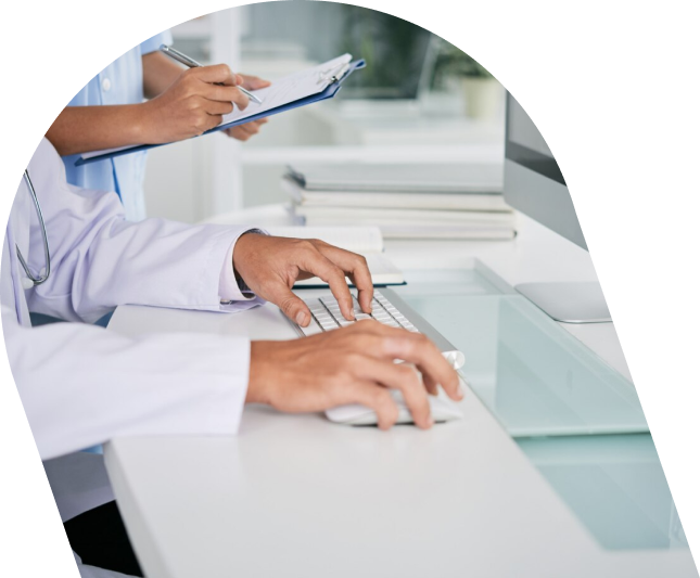 Imagem de um computador a simular dar assistência